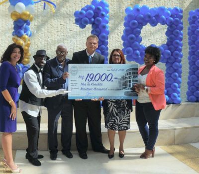 Nos Ta Konektá krijgt cheque van de Centrale Bank van Curaçao en Sint Maarten